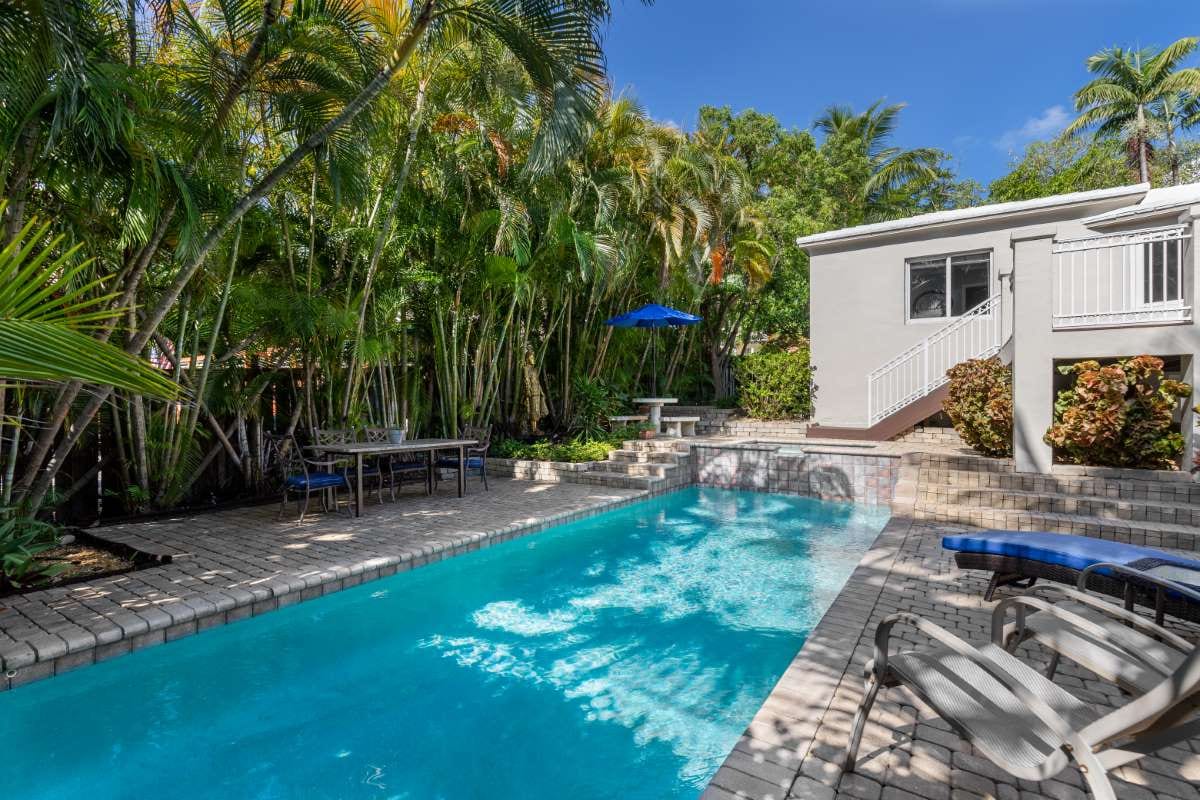 Garden with natural vegetation and a pool creating a harmonious atmosphere