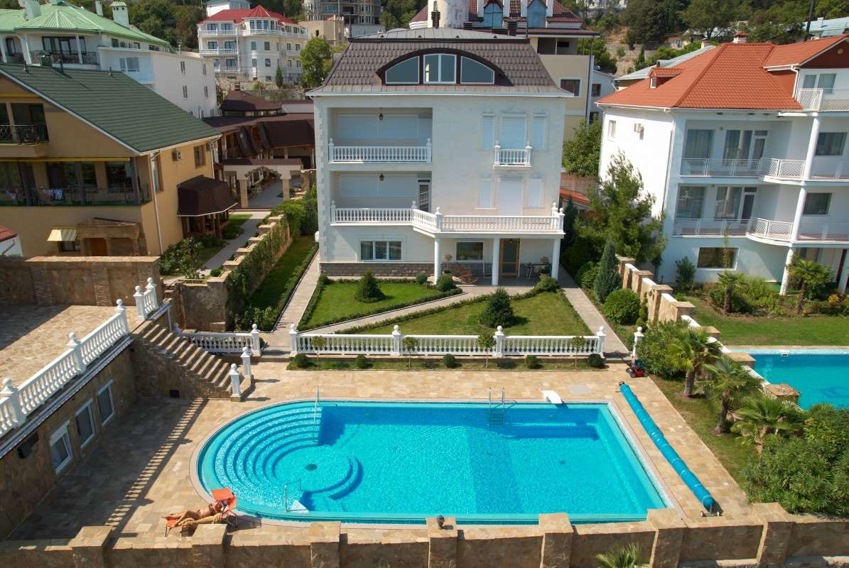 House with a blue pool in the yard, illustrating service time analysis