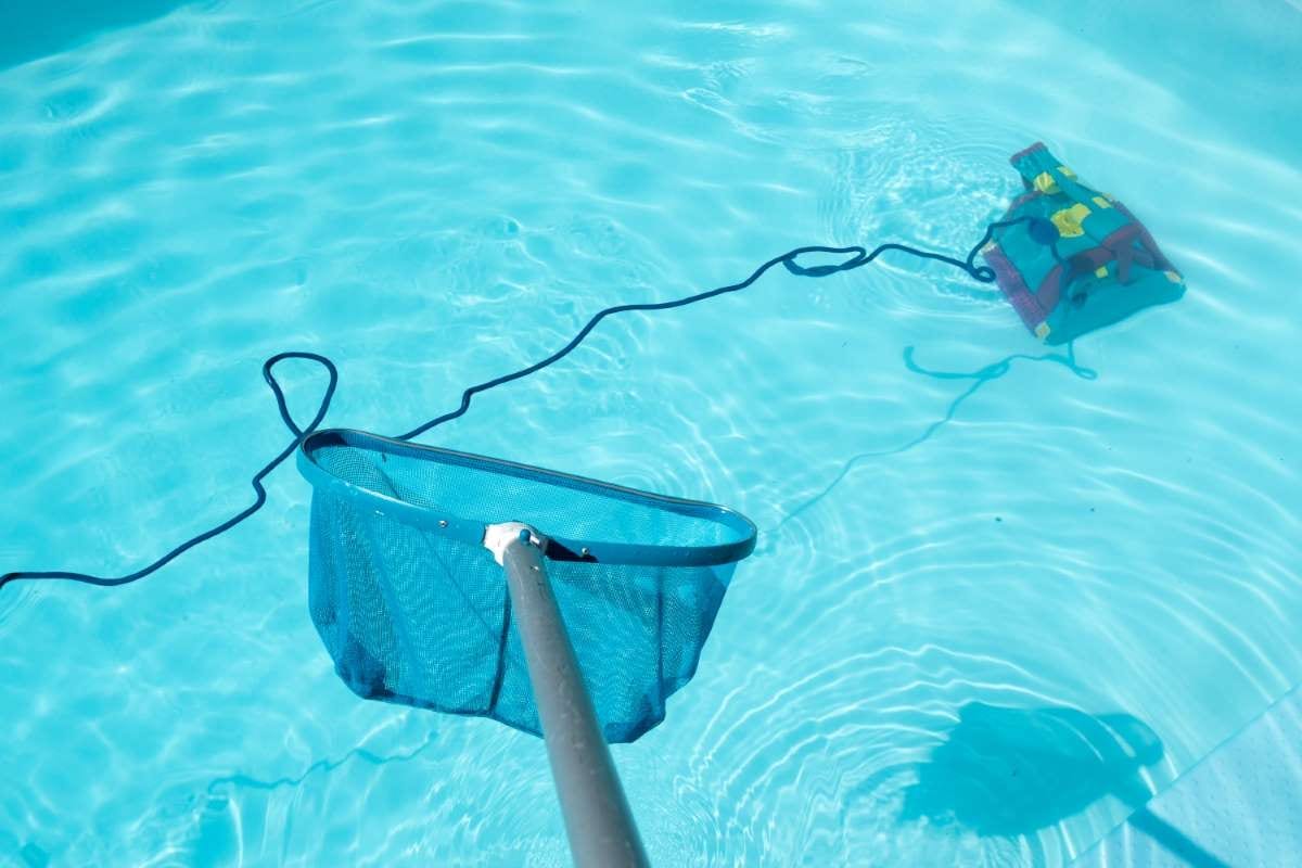 Swimming pool cleaning with an underwater skimmer robot